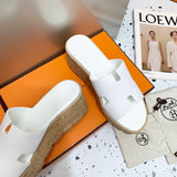 Hermès Camel Flat Thong Sandals - Heel Detail View