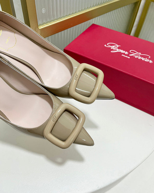 Full silhouette view of Roger Vivier luxury piece style No.095
