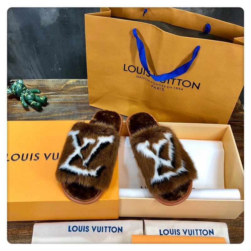 Back view of Louis Vuitton luxury piece style No.121