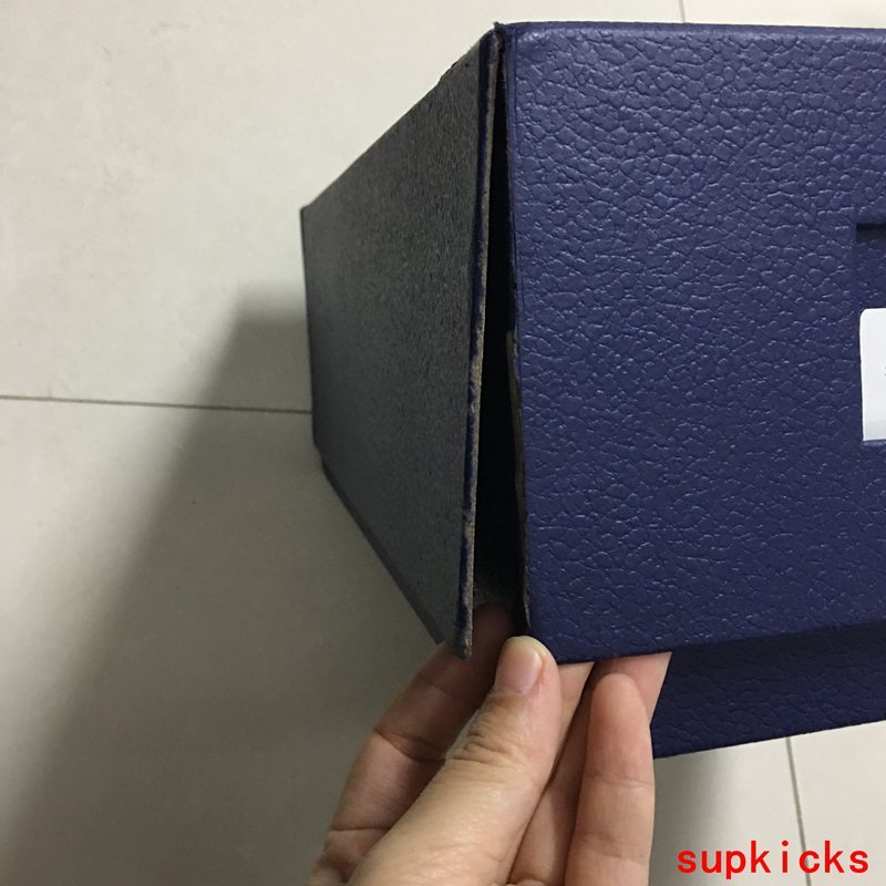 Dior shoes Style 056 - packaging and accessories (alternate angle)
