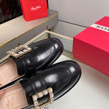 Full silhouette view of Roger Vivier luxury piece style No.053