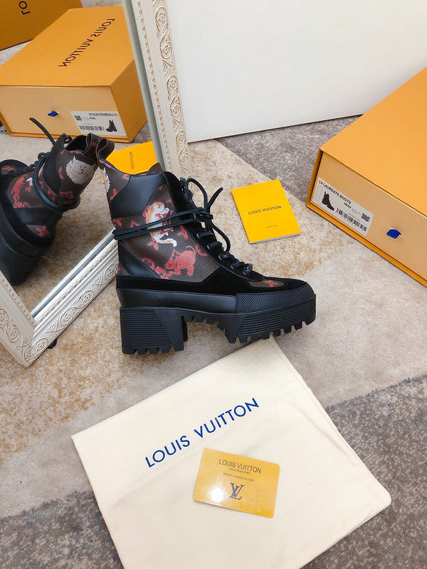 Full silhouette view of Louis Vuitton luxury piece style No.172