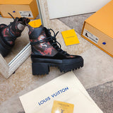 Full silhouette view of Louis Vuitton luxury piece style No.172