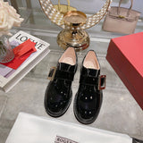 Three-quarter angle view of Roger Vivier luxury piece style No.093