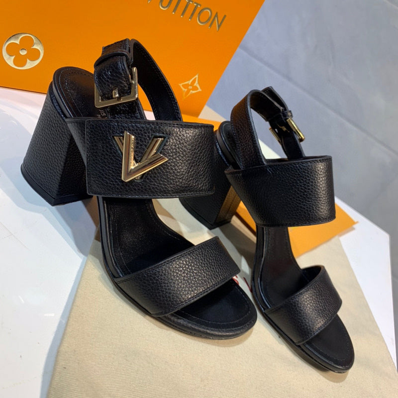 Full silhouette view of Louis Vuitton luxury piece style No.050