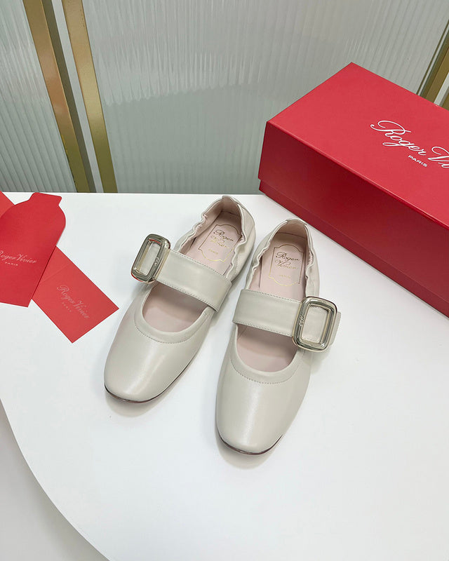 Front view of Roger Vivier luxury piece style No.082
