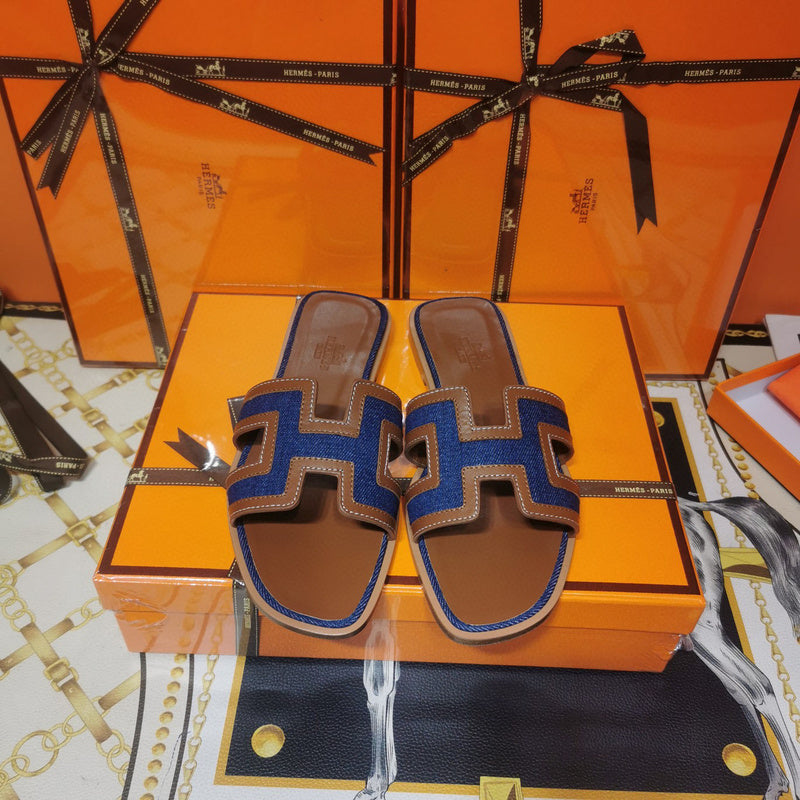 Hermès Beige Slide Sandals - Toe Detail View