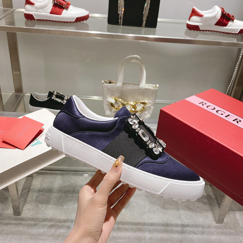Front view of Roger Vivier luxury piece style No.047