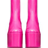 8.06E+12 premium women/shoes/sneakers detail and craftsmanship close-up