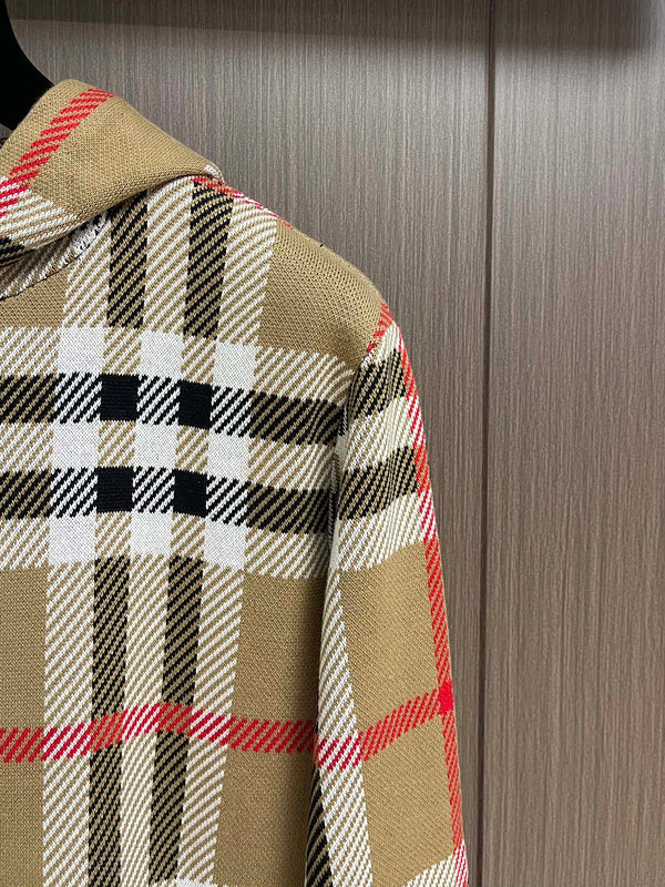 Three-quarter angle view of Burberry luxury piece style No.458