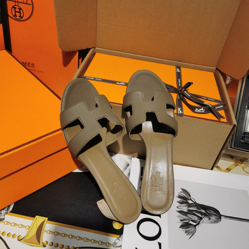 Hermès Tan Flat Thong Sandals - Close-Up Texture View