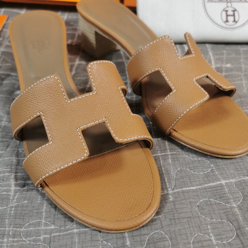 Hermès White Flat Thong Sandals - Front View