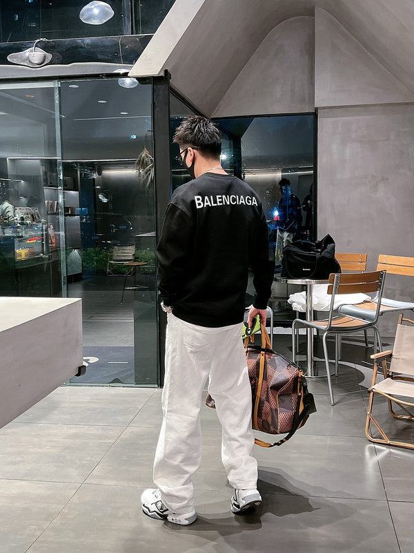 Styling view of Balenciaga luxury piece style No.075