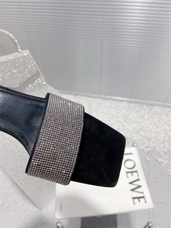 Styling view of Saint Laurent luxury piece style No.079