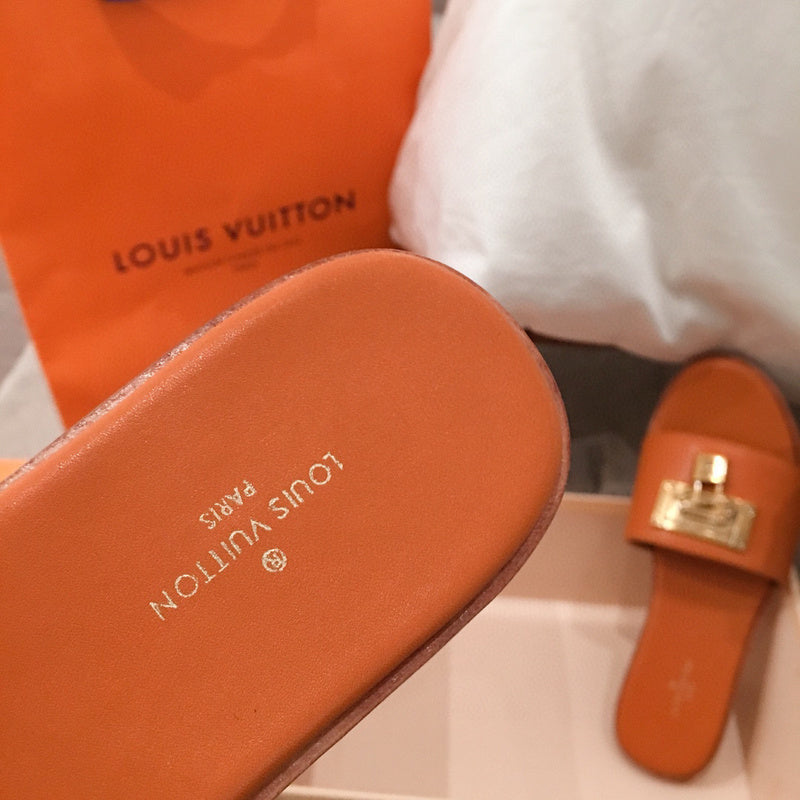 Front view of Louis Vuitton luxury piece style No.025