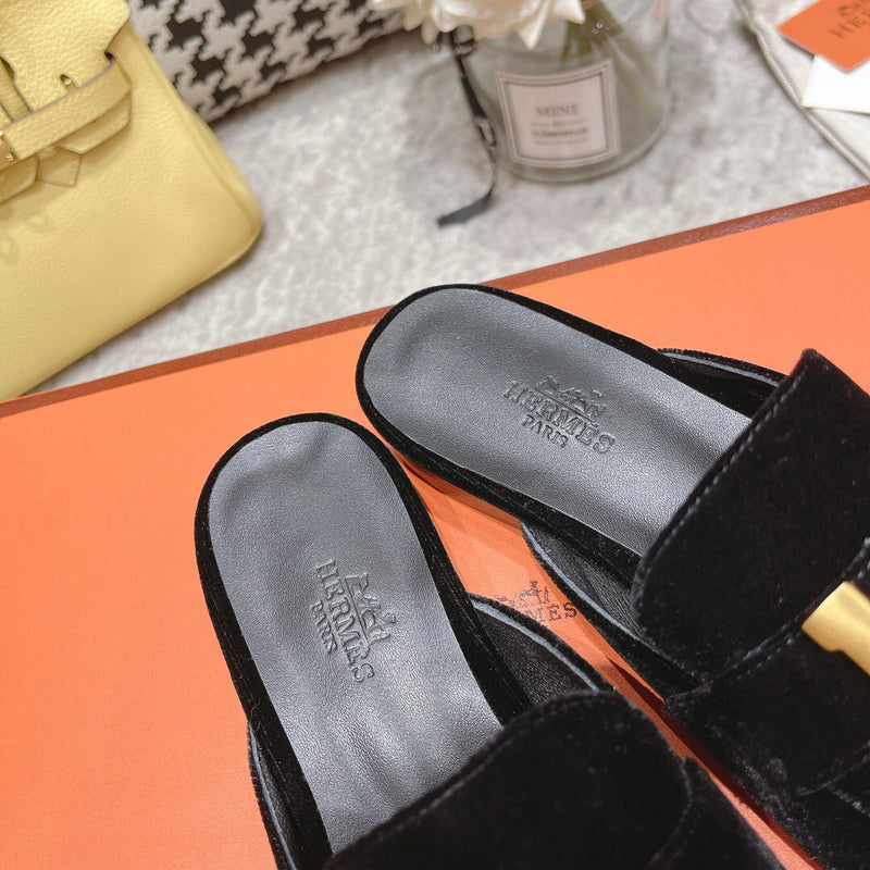 Hermès Black Ankle Strap Heels - Heel Detail View