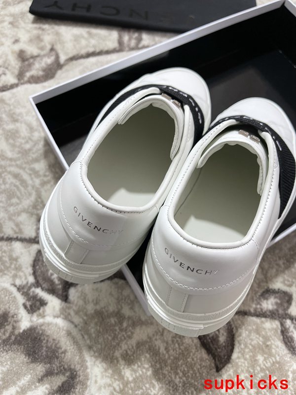 Givenchy shoes Style 028 - logo and branding close-up