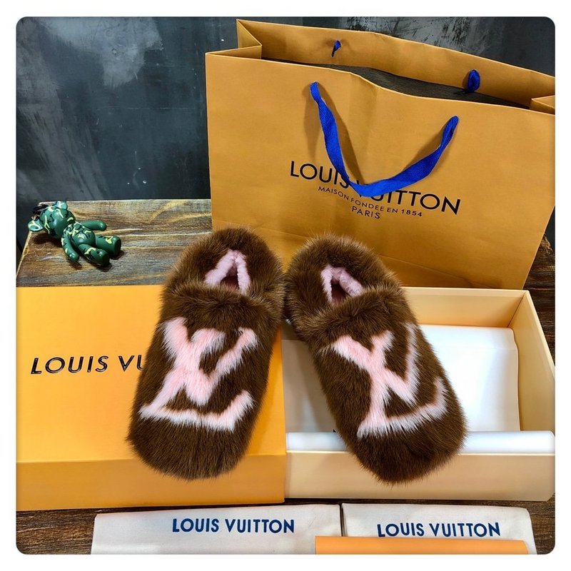 Back view of Louis Vuitton luxury piece style No.131