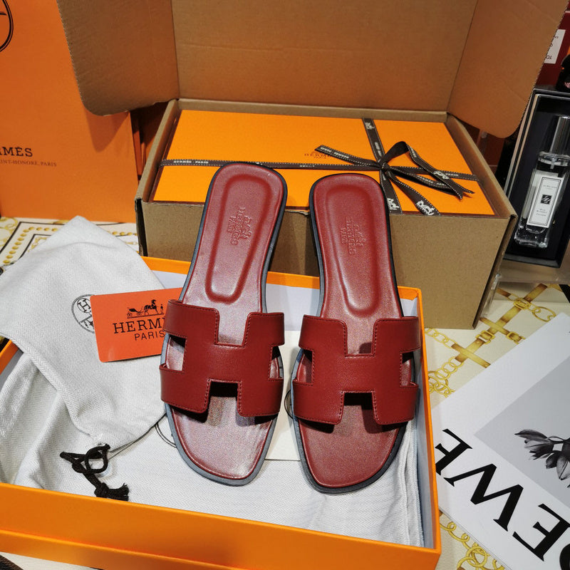 Hermès Grey Flat Thong Sandals - Heel Detail View