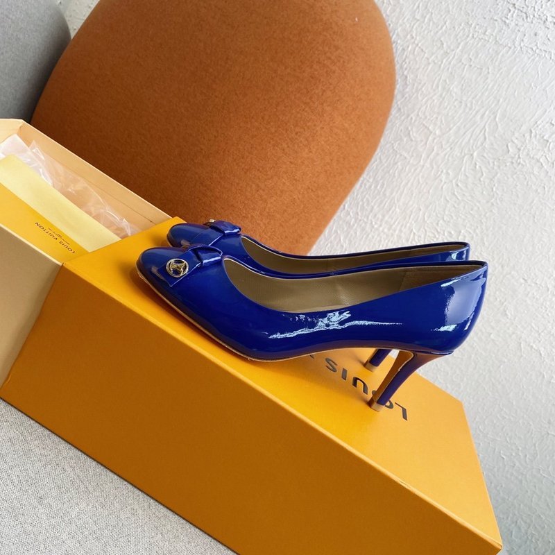 Full silhouette view of Louis Vuitton luxury piece style No.165