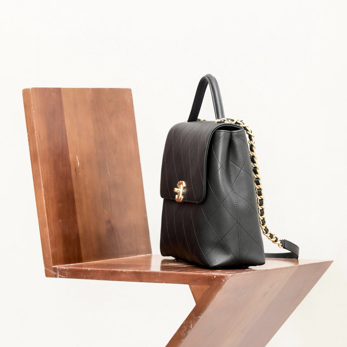 Chanel 25S Medium Bag detail shot – authentic designer craftsmanship