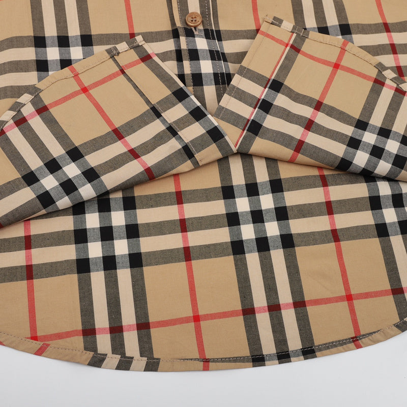Texture and finish detail of Burberry luxury piece style No.023