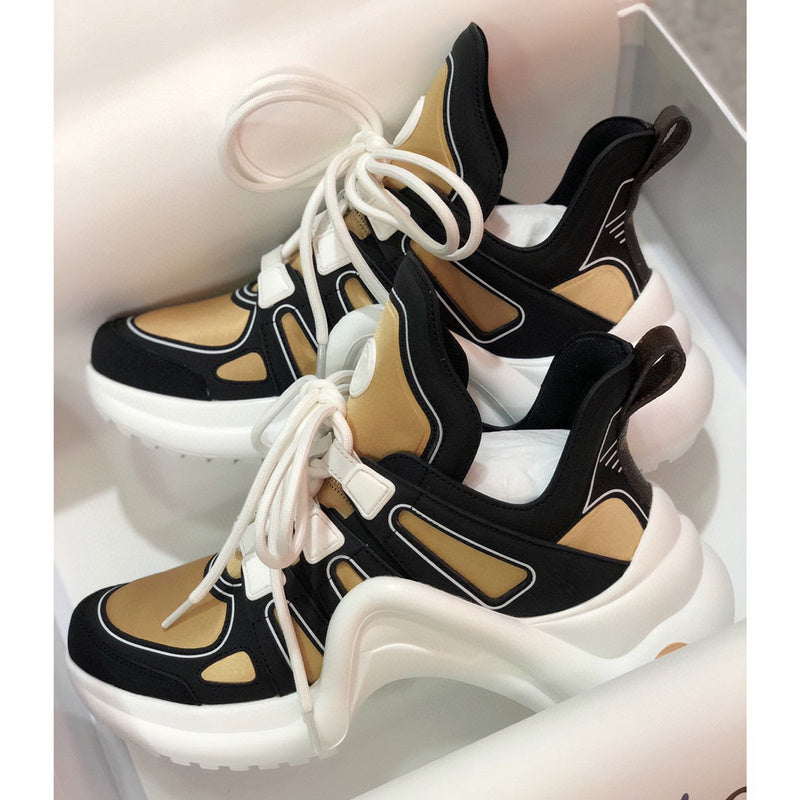 Three-quarter angle view of Louis Vuitton luxury piece style No.014