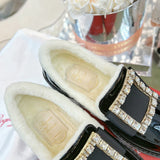 Side profile view of Roger Vivier luxury piece style No.087