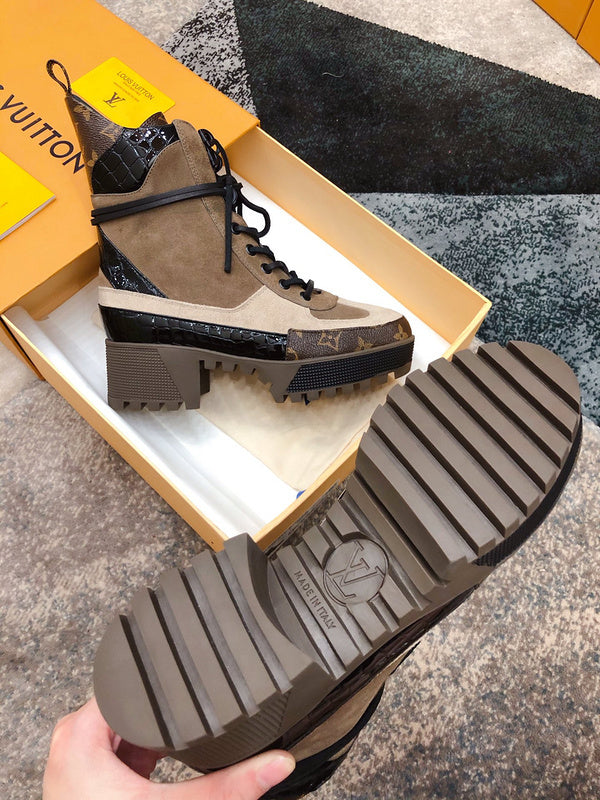 Side profile view of Louis Vuitton luxury piece style No.173