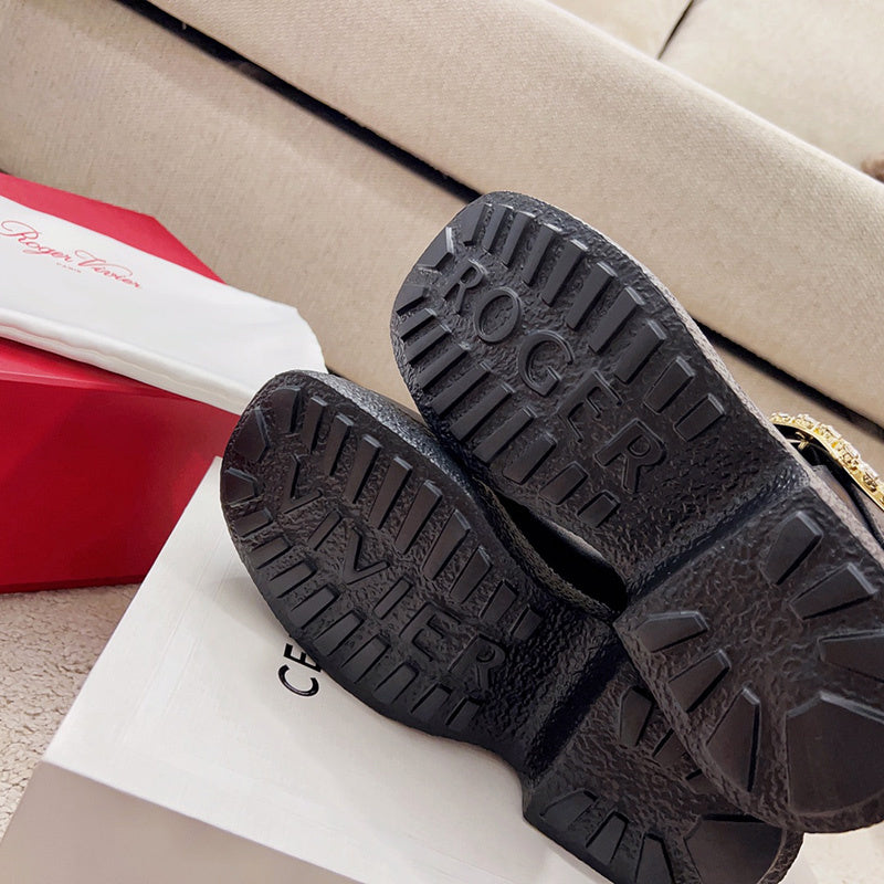 Styling view of Roger Vivier luxury piece style No.054