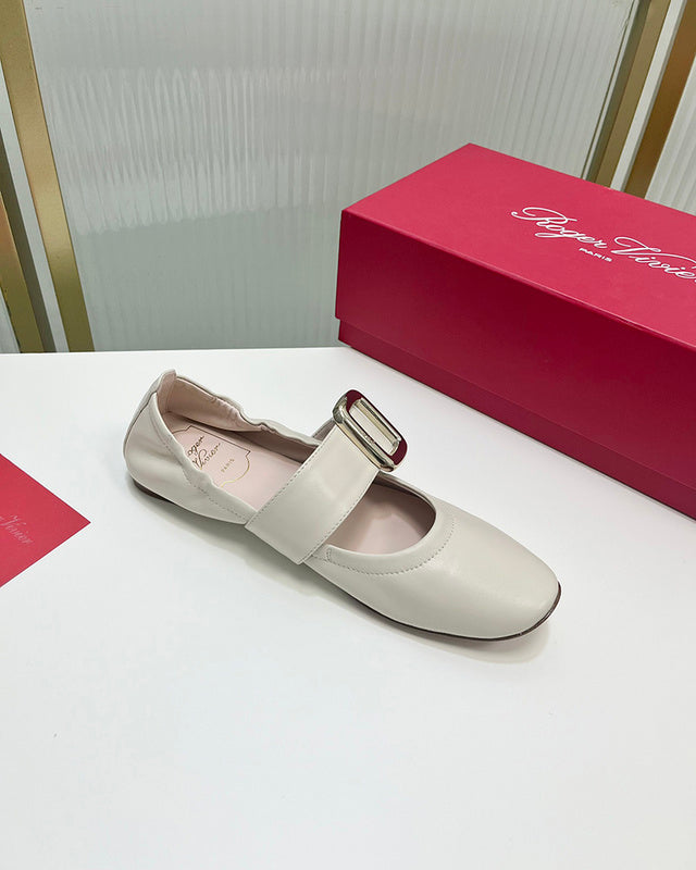 Full silhouette view of Roger Vivier luxury piece style No.082