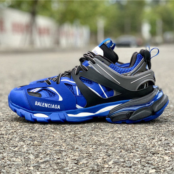 Balenciaga shoes Style 400 - close-up of iconic logo design