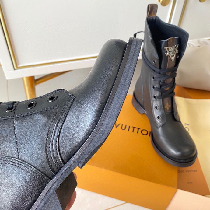Full silhouette view of Louis Vuitton luxury piece style No.048