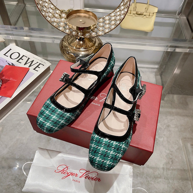 Styling view of Roger Vivier luxury piece style No.101