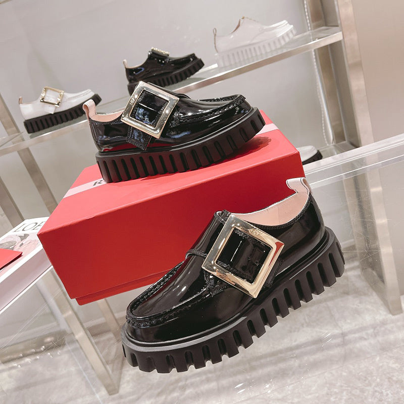 Styling view of Roger Vivier luxury piece style No.055