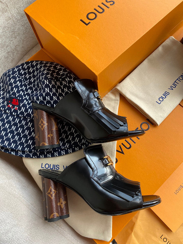 Styling view of Louis Vuitton luxury piece style No.004