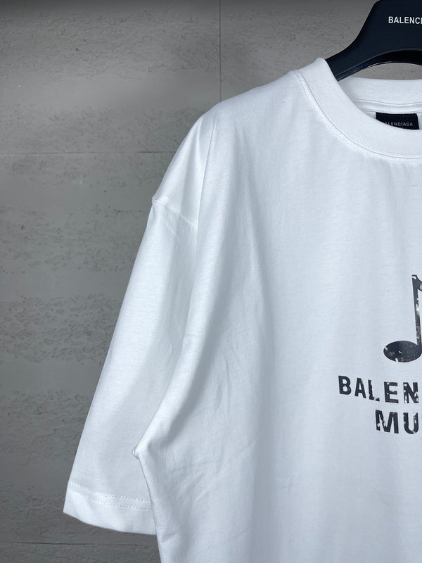 Three-quarter angle view of Balenciaga luxury piece style No.095