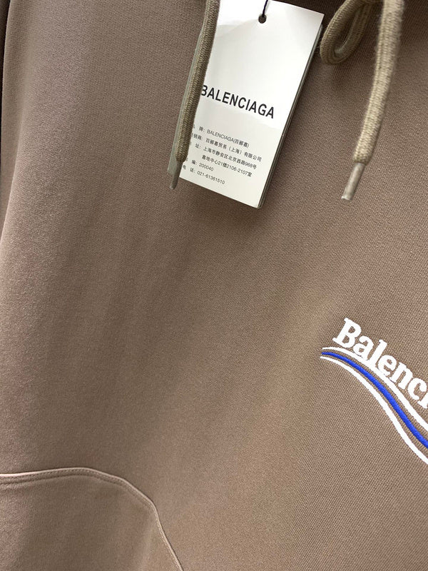 Three-quarter angle view of Balenciaga luxury piece style No.517