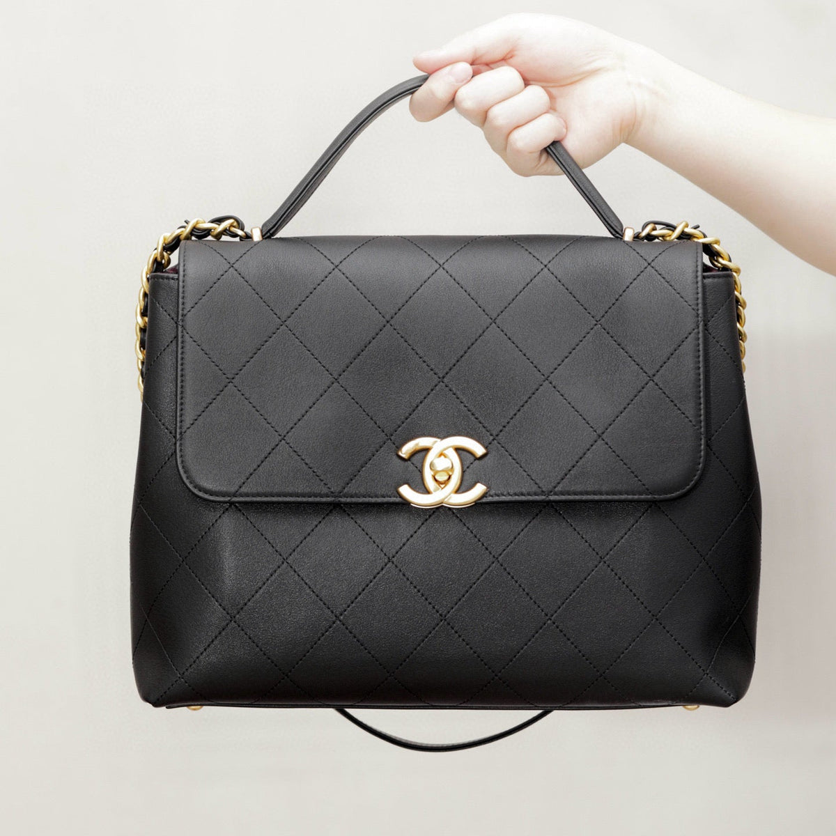 Chanel 25S Medium Bag detail shot – authentic designer craftsmanship