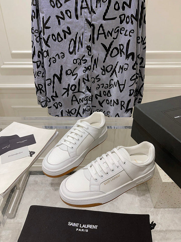 Styling view of Saint Laurent luxury piece style No.054