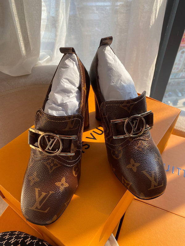 Back view of Louis Vuitton luxury piece style No.012