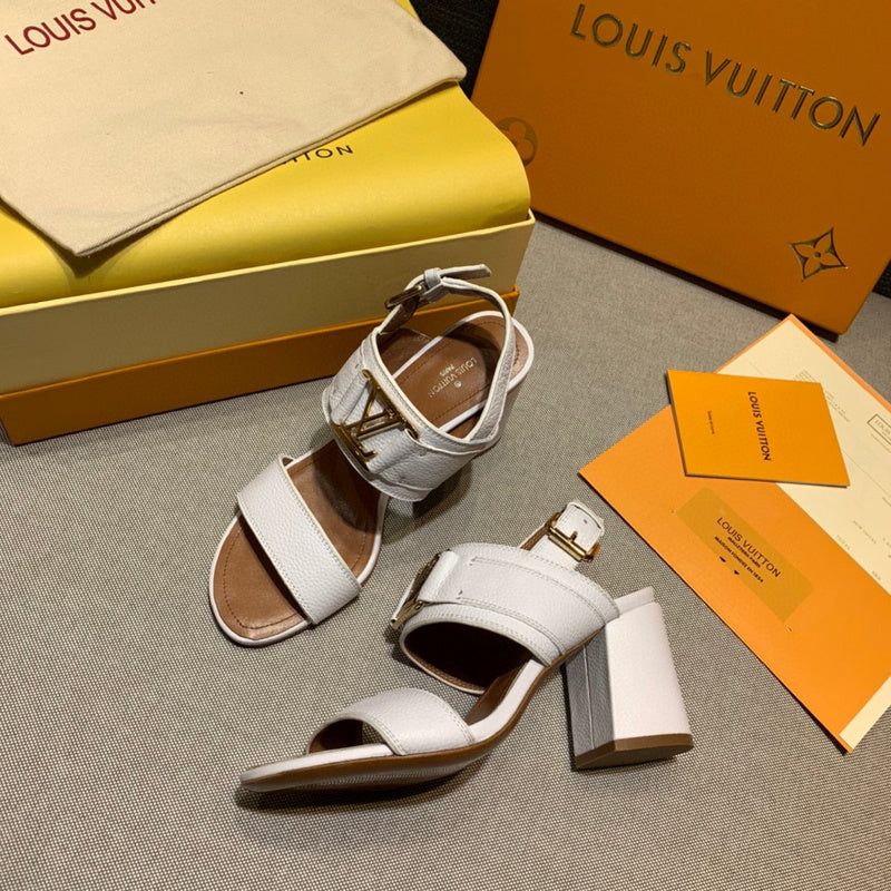 Texture and finish detail of Louis Vuitton luxury piece style No.050