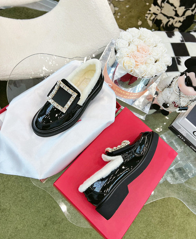 Three-quarter angle view of Roger Vivier luxury piece style No.087