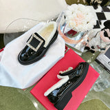 Three-quarter angle view of Roger Vivier luxury piece style No.087