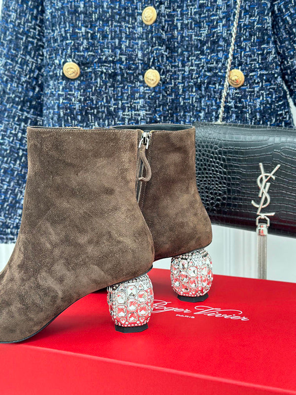 Front view of Roger Vivier luxury piece style No.074
