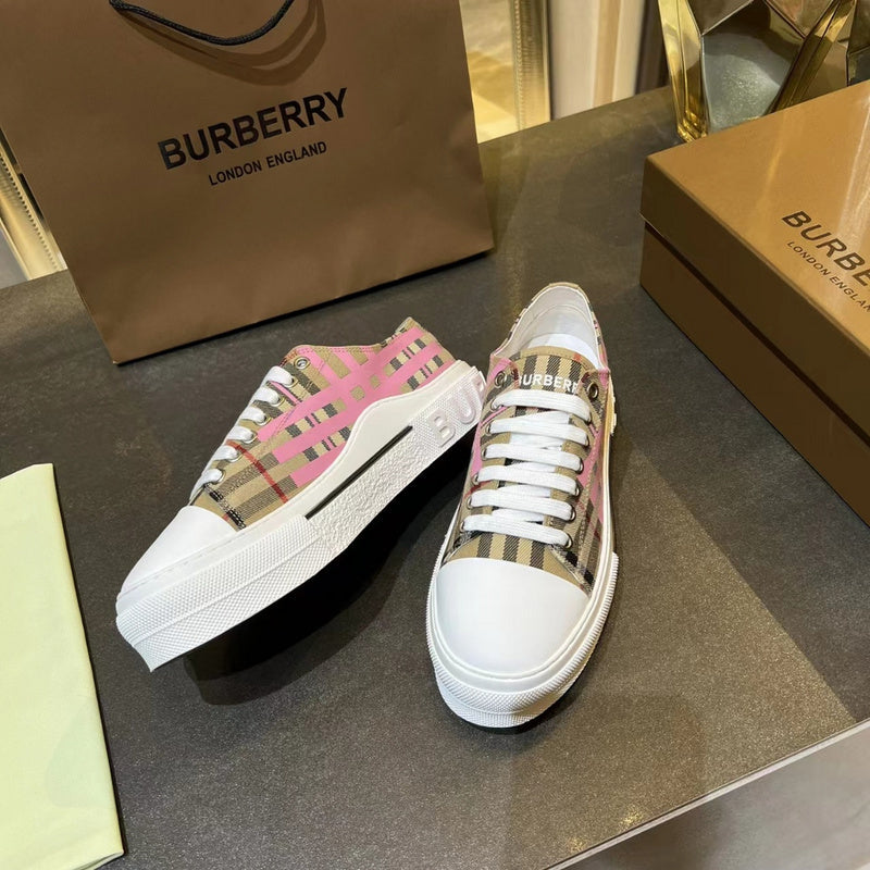 Burberry White Low-Top Sneakers - Heel Detail View