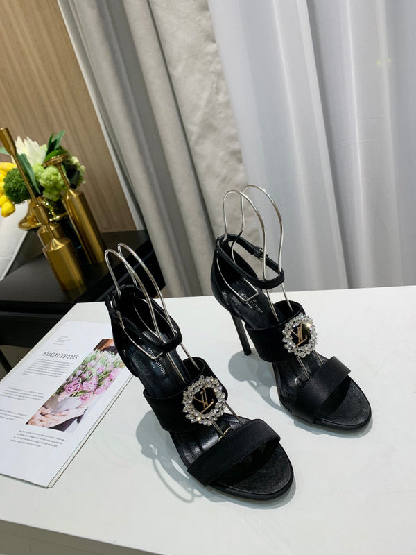 Front view of Louis Vuitton luxury piece style No.018