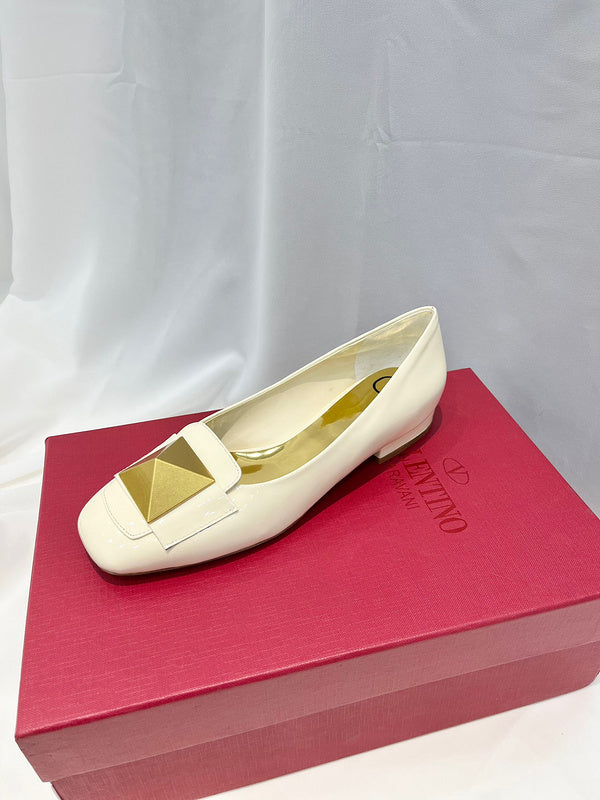 Three-quarter angle view of Valentino Garavani luxury piece style No.221
