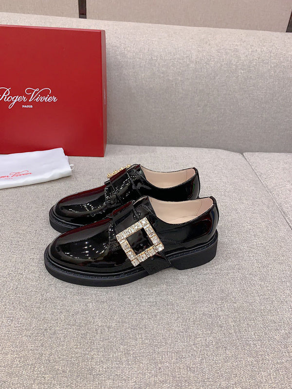 Styling view of Roger Vivier luxury piece style No.090