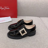 Styling view of Roger Vivier luxury piece style No.090